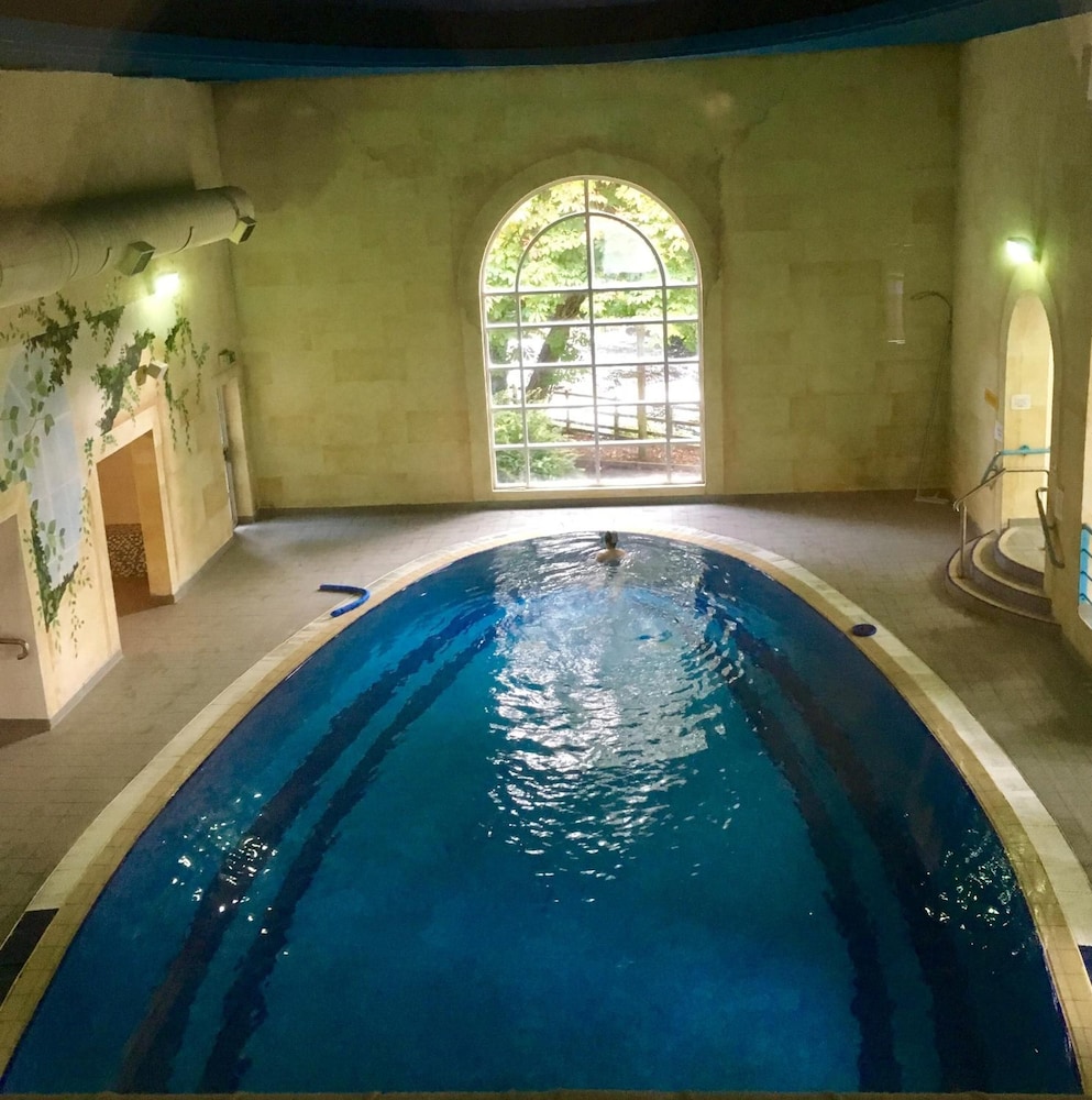 TWIN TREES HOTEL AND LEISURE CLUB(FORMERLY Downhill House Hotel) 24/54