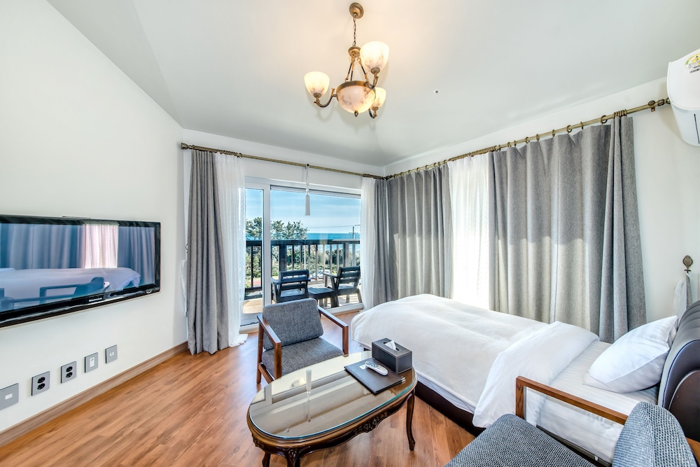 DELUXE, DOUBLE BED