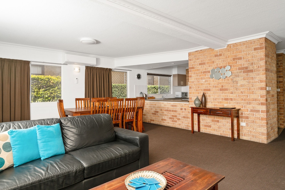 WOLLONGBAR MOTEL 44/69