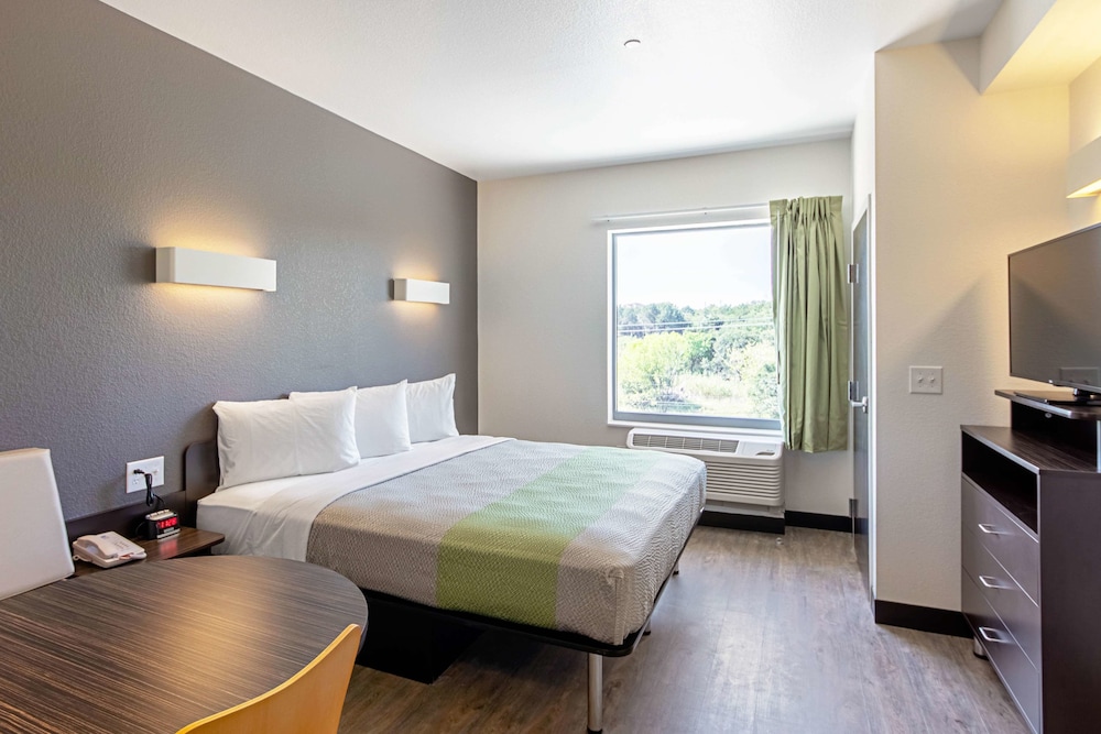 DELUXE, KING BED, ACCESSIBLE