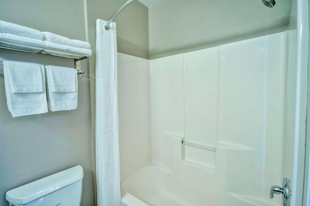 2 Full Beds - Non-Smoking, Kitchen، OYO 1001536 Studio6 Bakersfield, CA 5/6