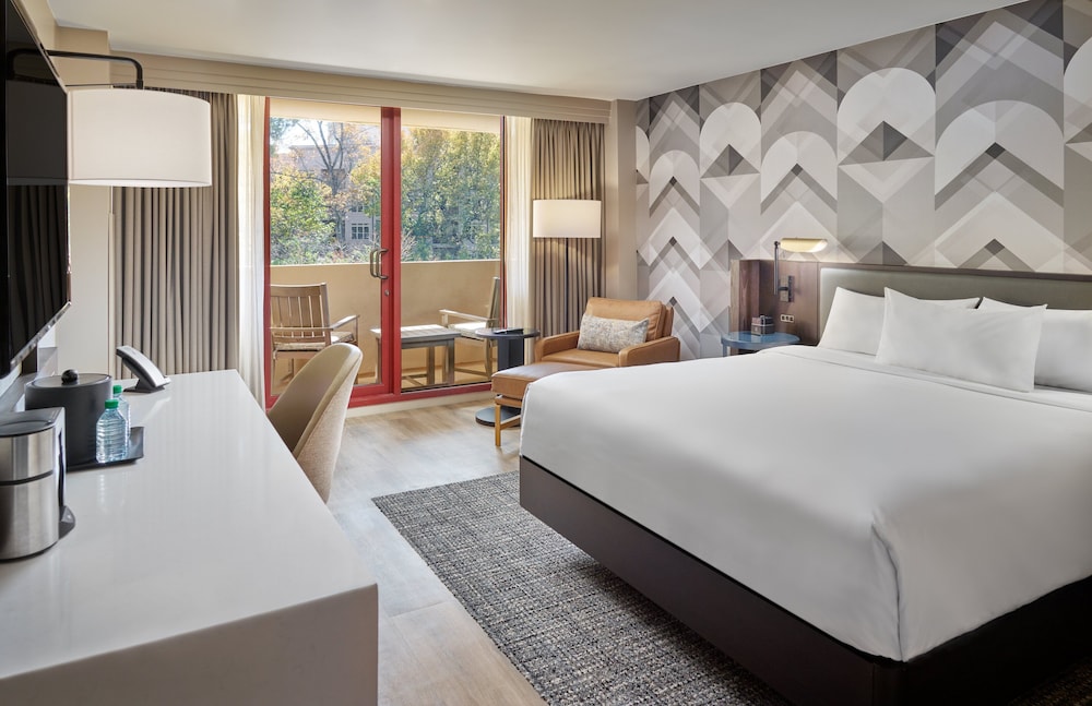 GUEST ROOM, KING BED, BALCONY