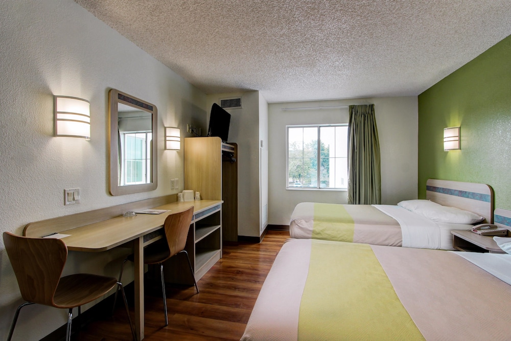 Super 8 by Wyndham Aurora East 13/23