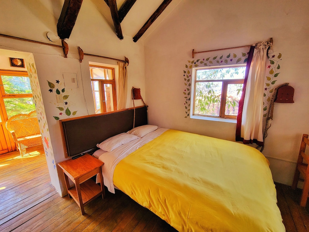 SUPERIOR, QUEEN BED, CITY VIEW