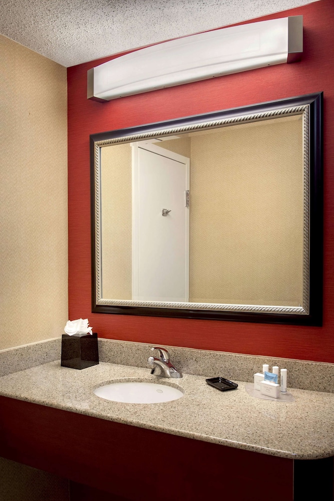 Boston Woburn Burlington Hotel 47/49