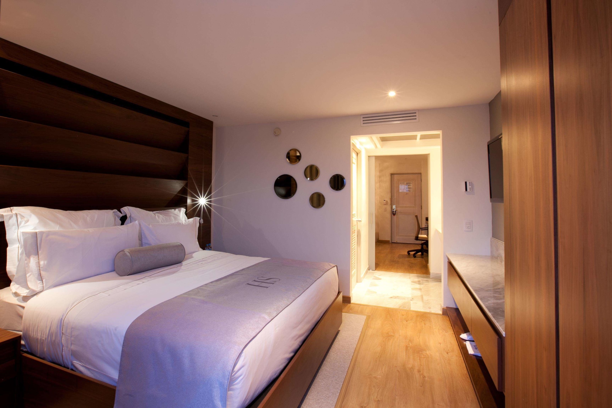DELUXE, KING BED