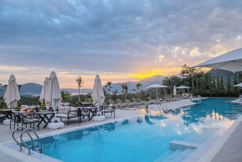 Montenegro Lodge 39/50