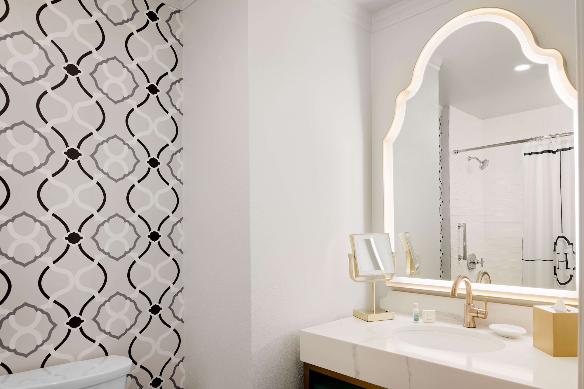 غرفة بسرير كوين بشرفة لذوي الإعاقة، Hayes Mansion San Jose, Curio Collection by Hilton 7/9