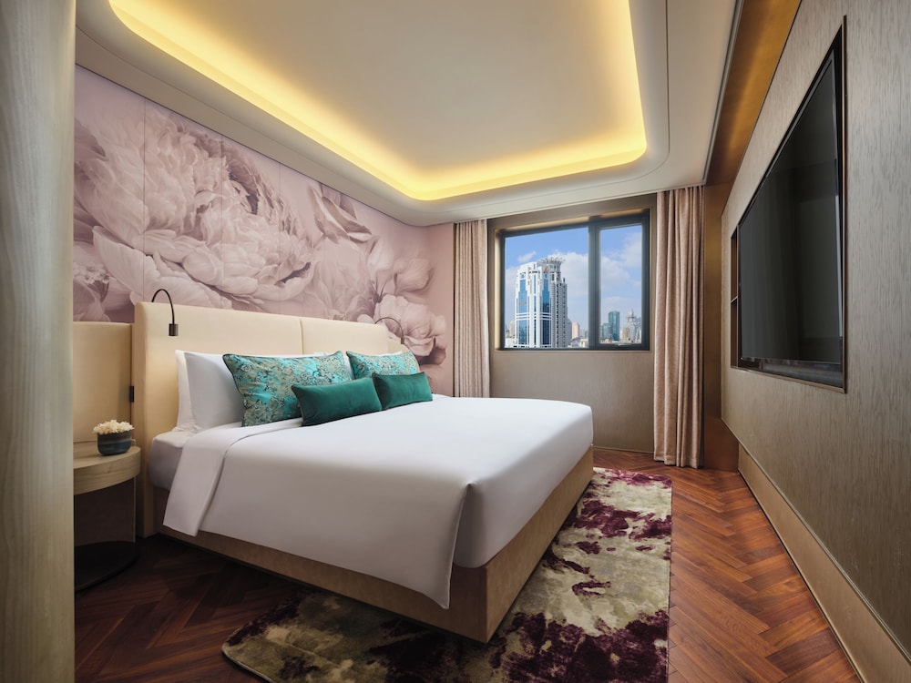 ROOM, QUEEN BED, CITY VIEW