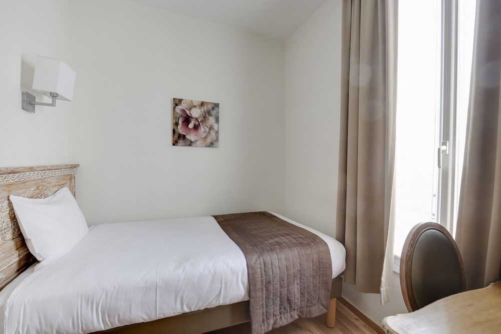 ROOM, SINGLE