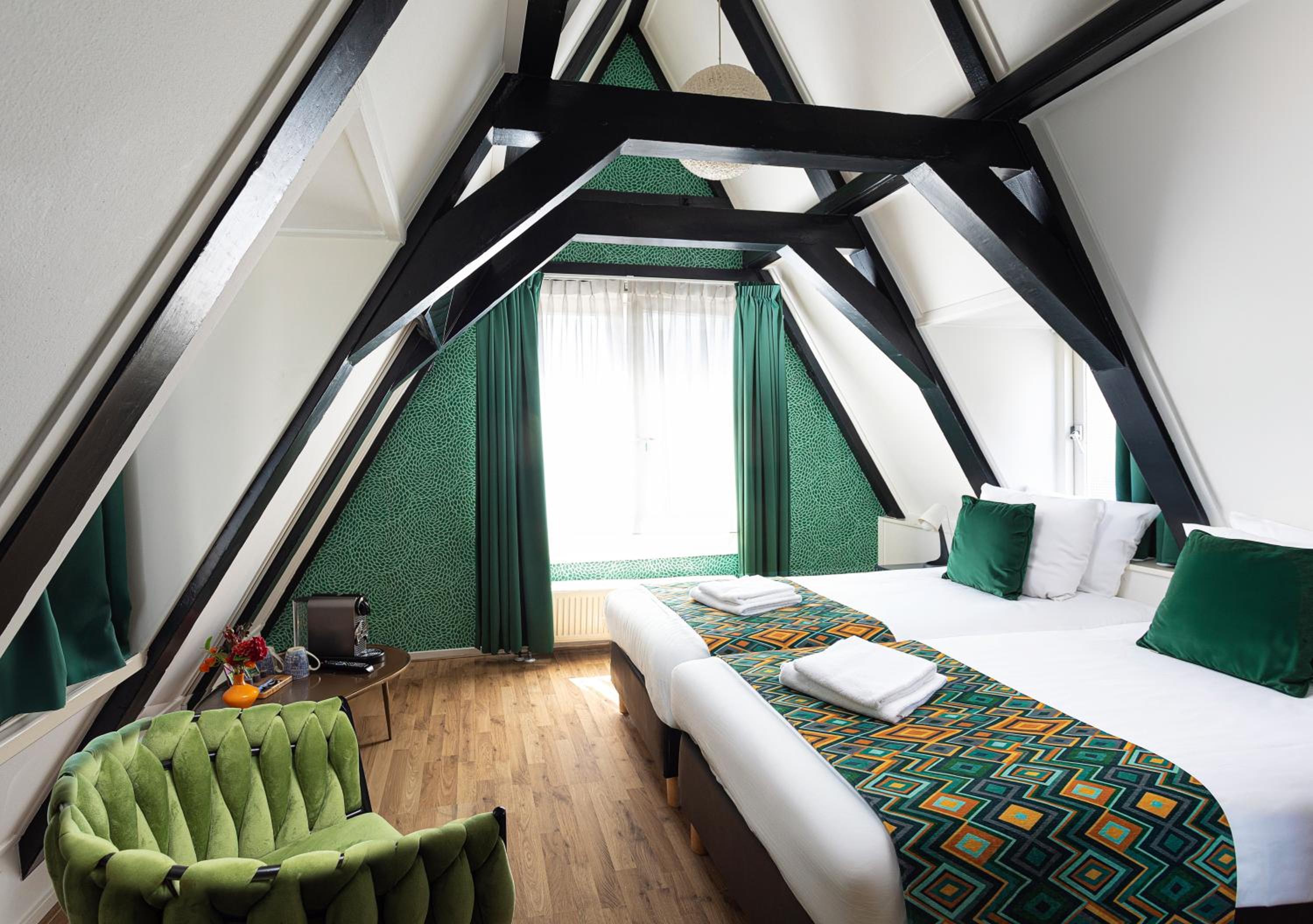 Room, Attic، Hotel Des Arts 2/4