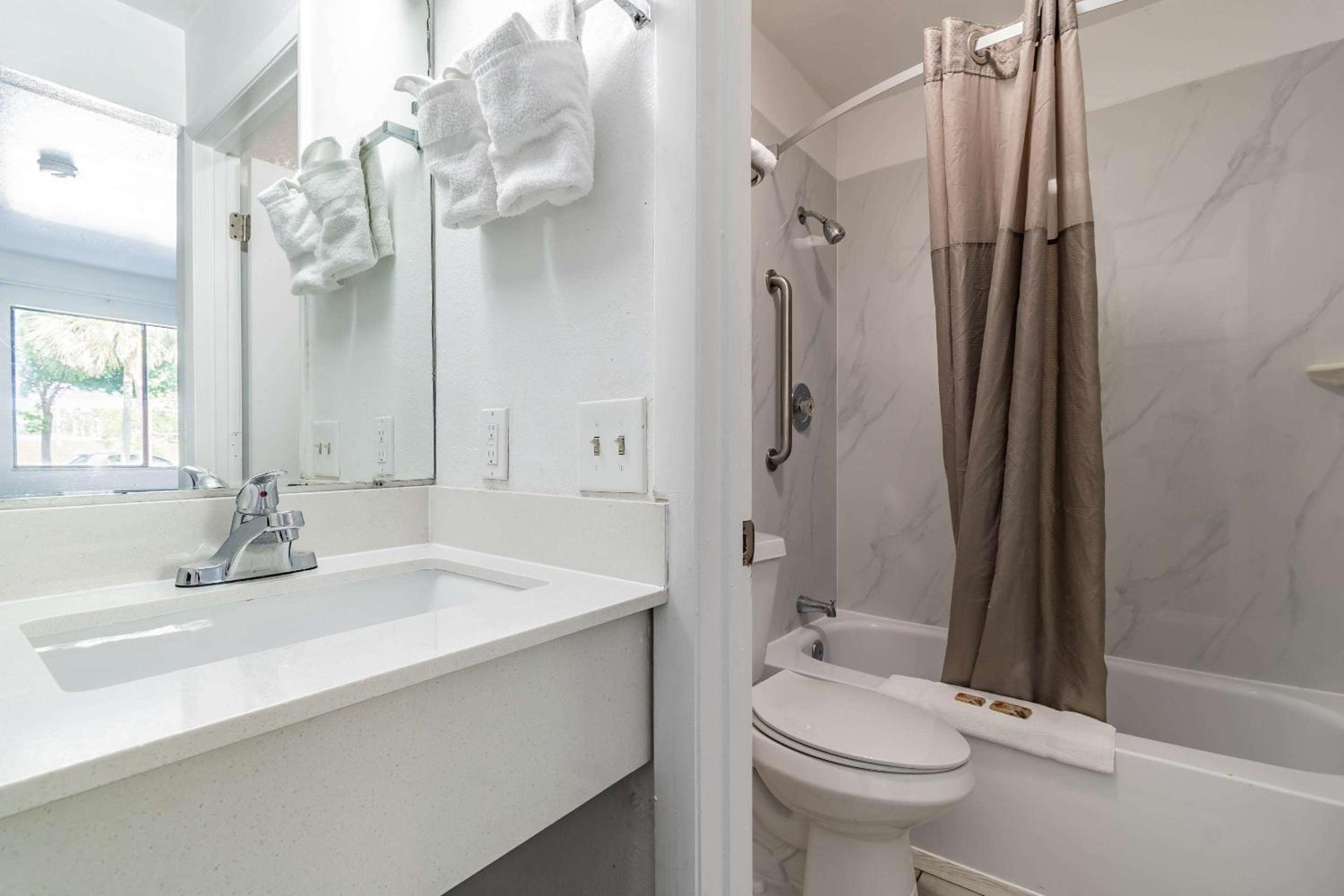 غرفة بسرير كينج لذوي الإعاقة، Motel6 Tampa, FL 10/10