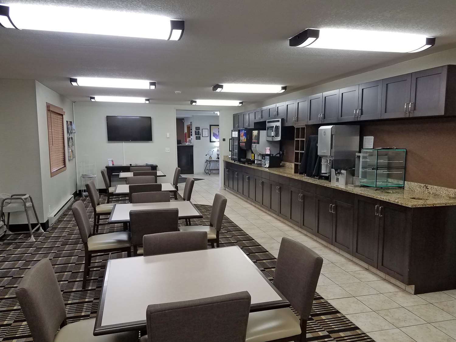 Americas Best Value Inn & Suites Bismarck 26/31