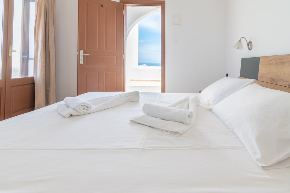 ROOM, DOUBLE BED