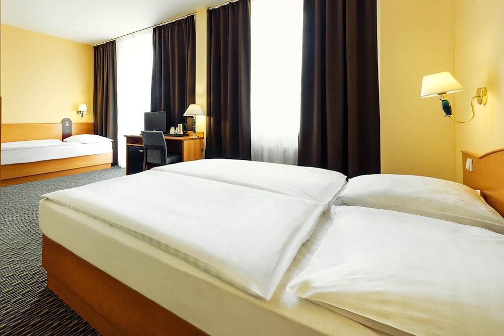 Central Hotel 25/47