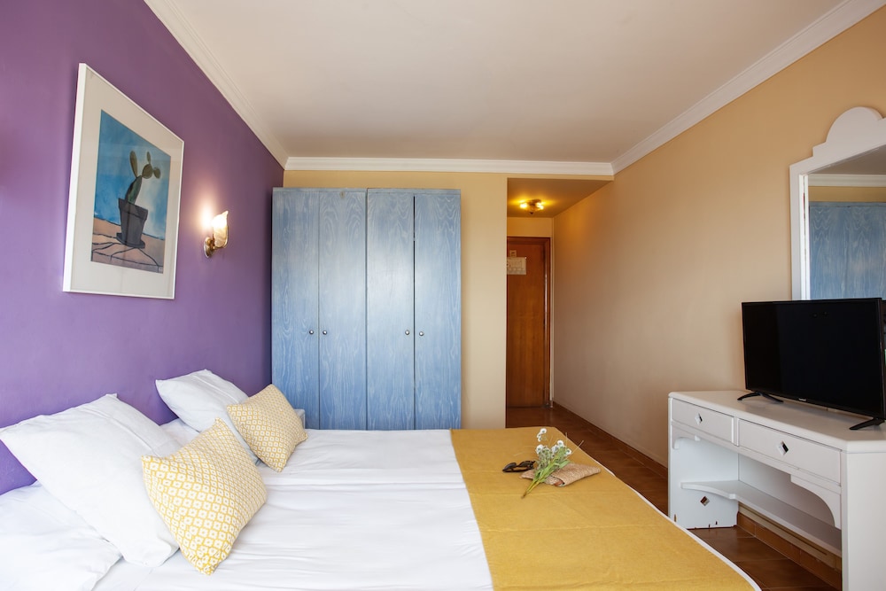 ROOM, TWIN BEDS