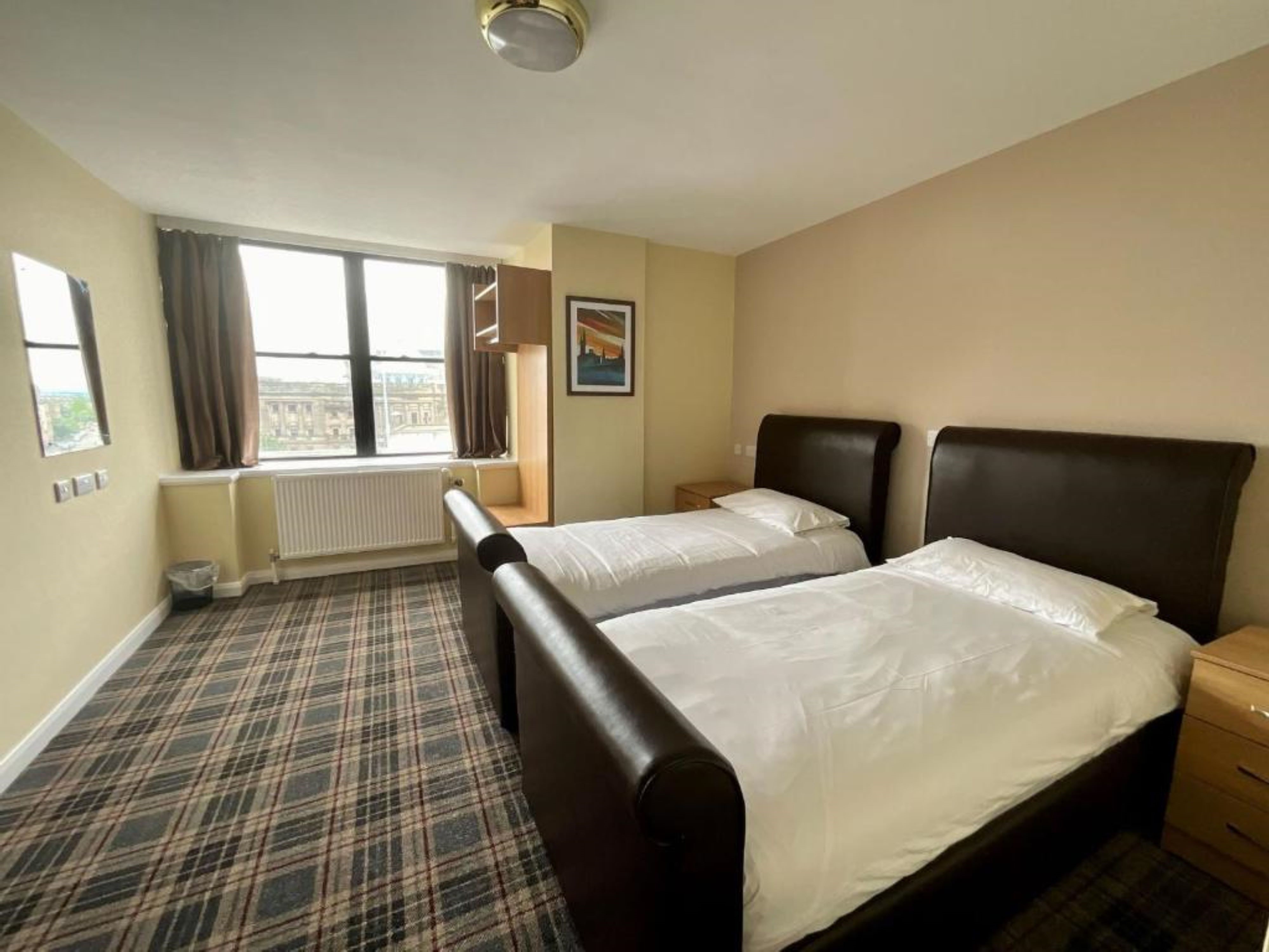 ROOM, DOUBLE OR TWIN BED