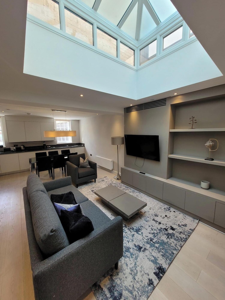 Buckingham Palace Residences by Aeria Apartments 31/45