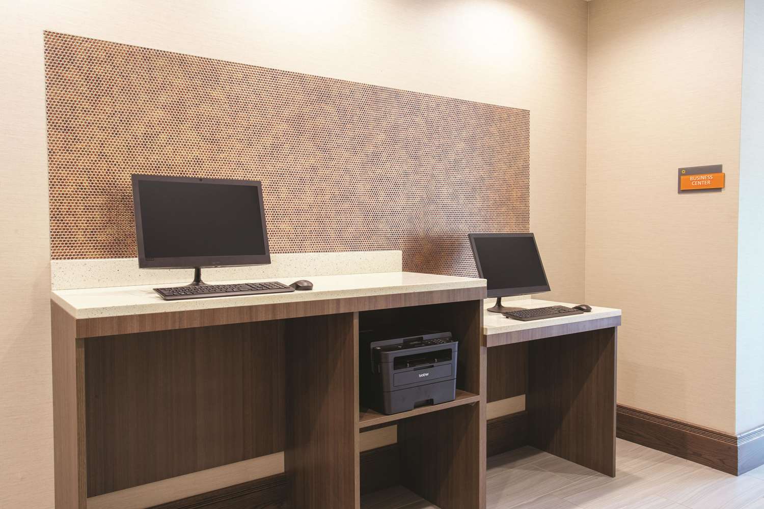 La Quinta Inn Suites By Wyndham Buffalo Amherst 46/50