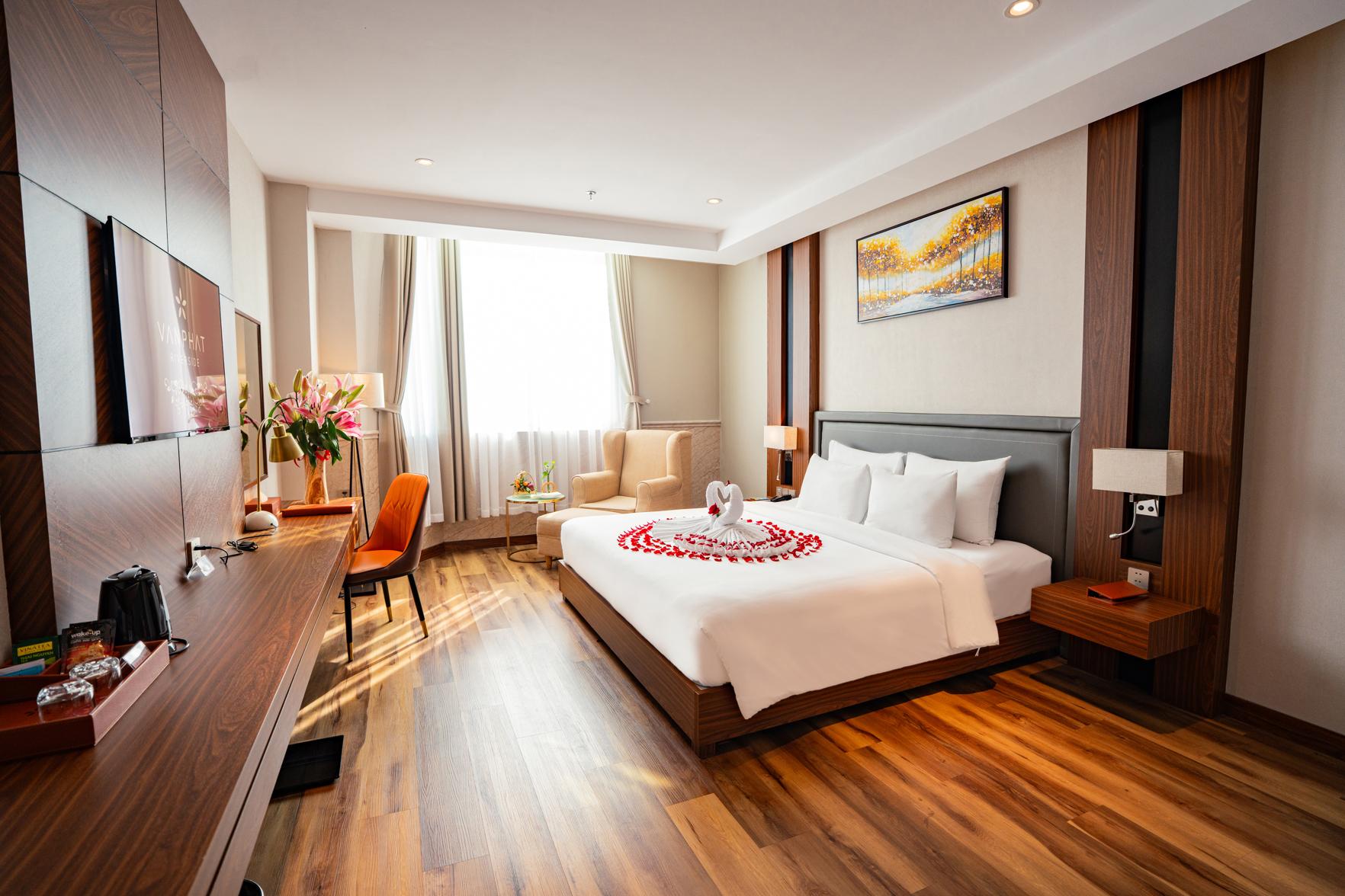 Junior Suite, City and River View، Van Phat Riverside Hotel 2/2