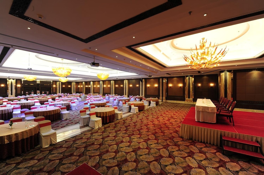 MAYFAIR Convention 34/37