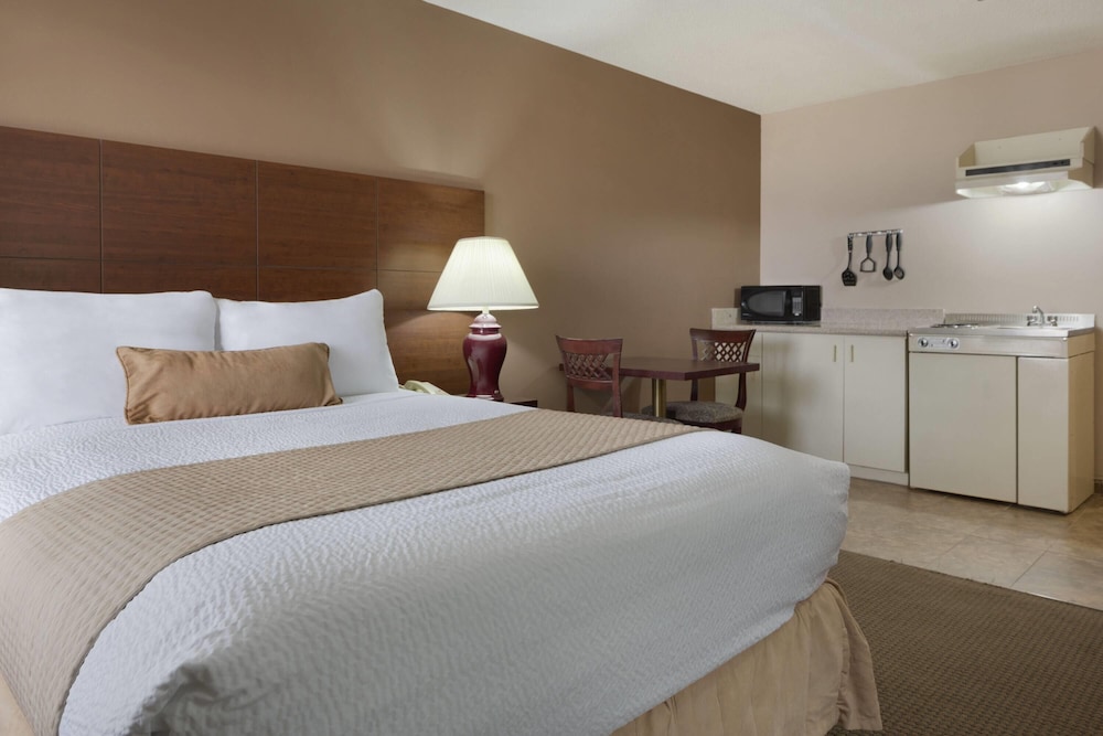 Efficiency, Queen Bed