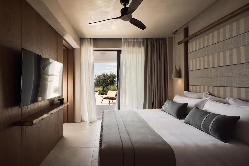 Signature, Pool, Suite, King Bed, Sofa