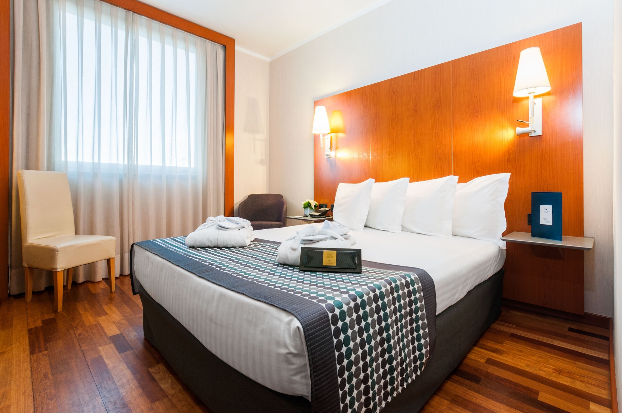 ROOM, DOUBLE OR TWIN BED