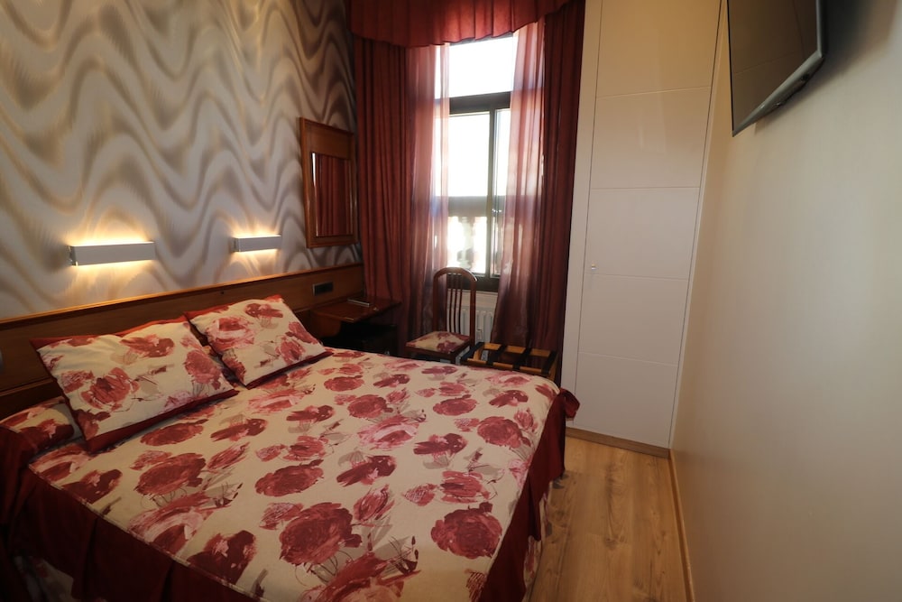ROOM, SINGLE, PRIVATE BATHROOM