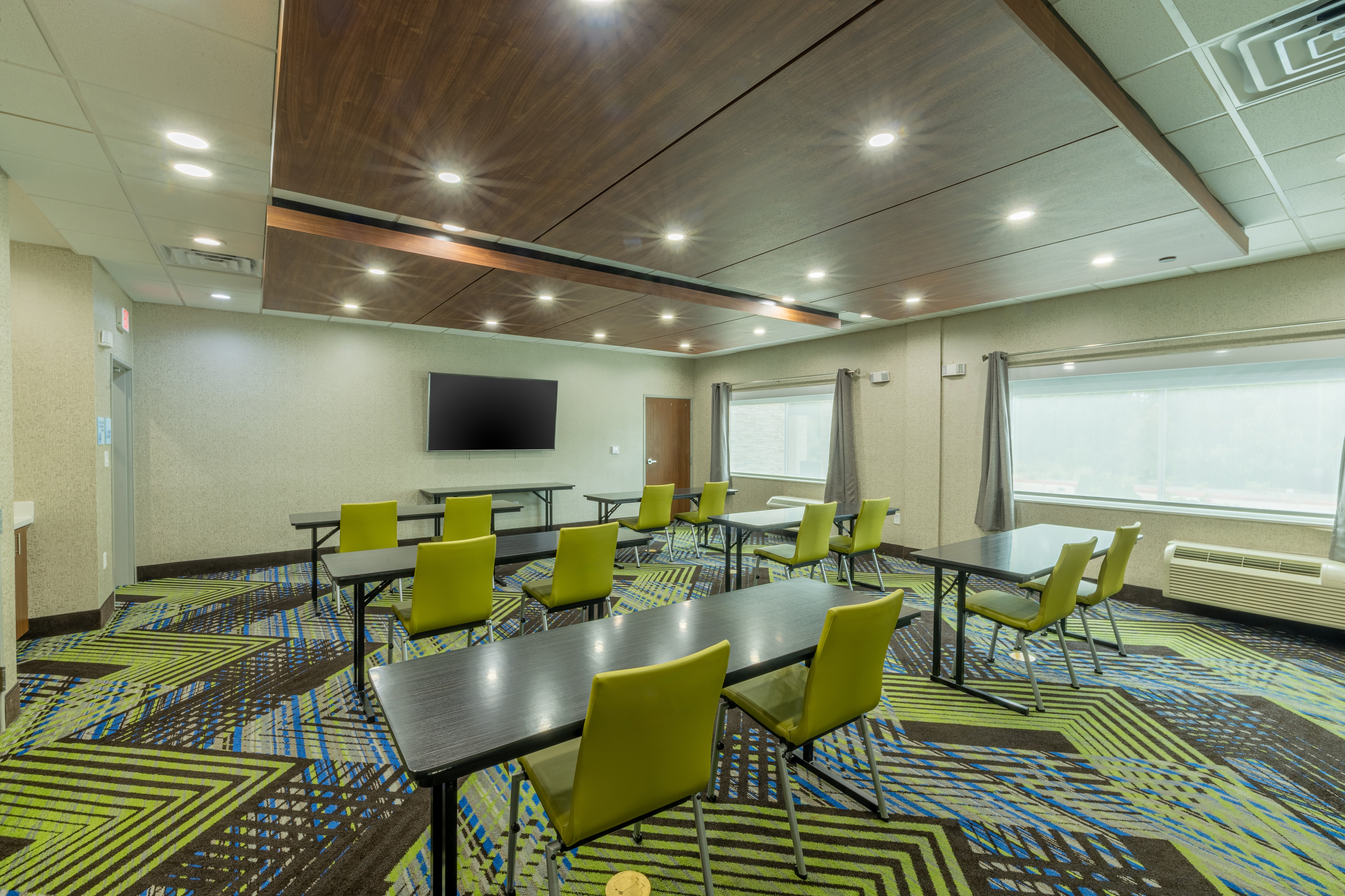 Holiday Inn Express Suites Lindale 53/68