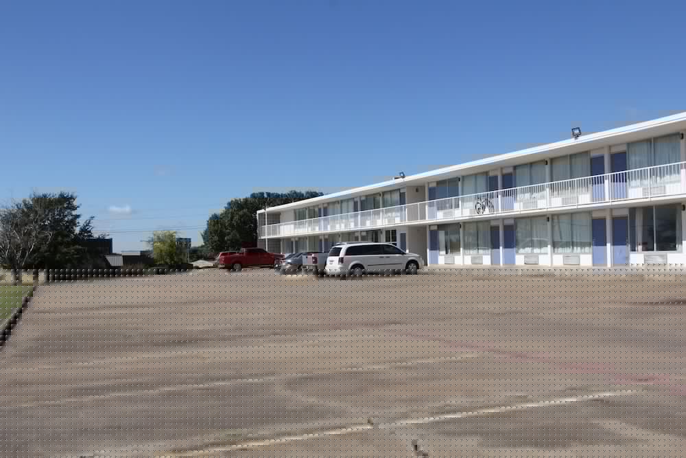 LoneStar Inn & Suites 5/51