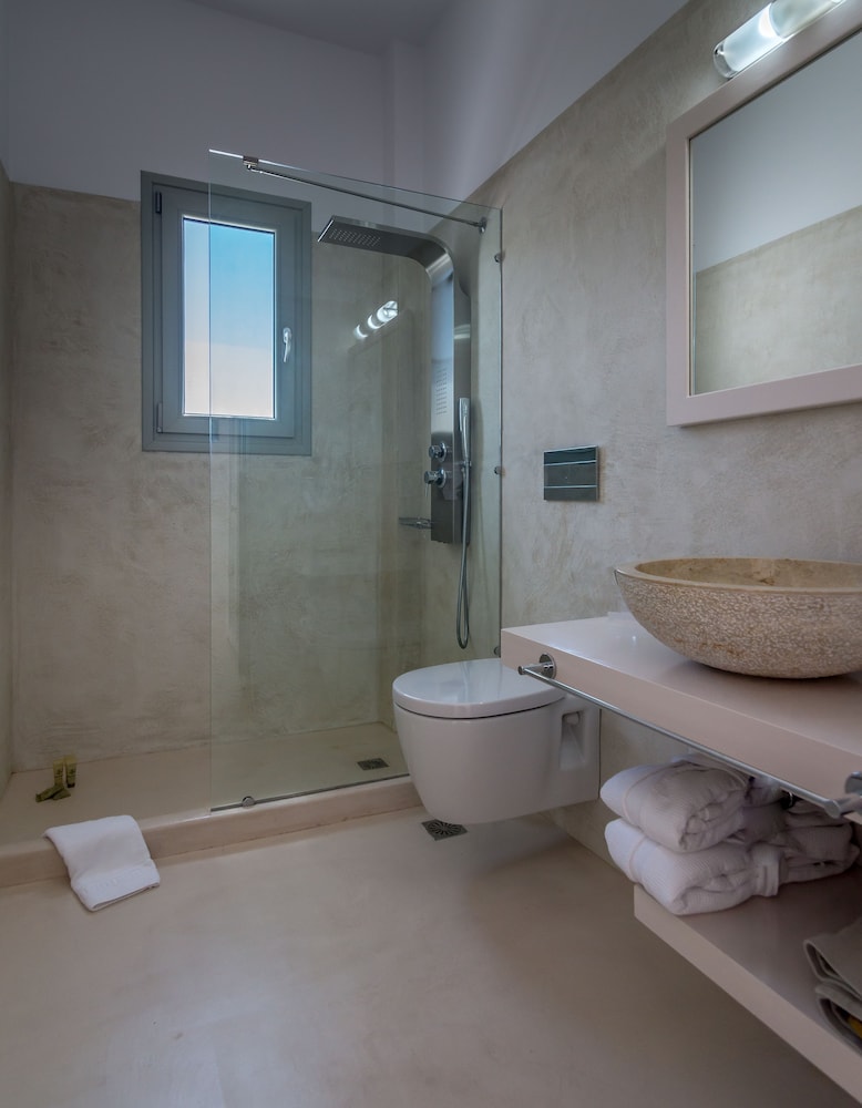 DELUXE, TRIPLE, PARTIAL SEA VIEW