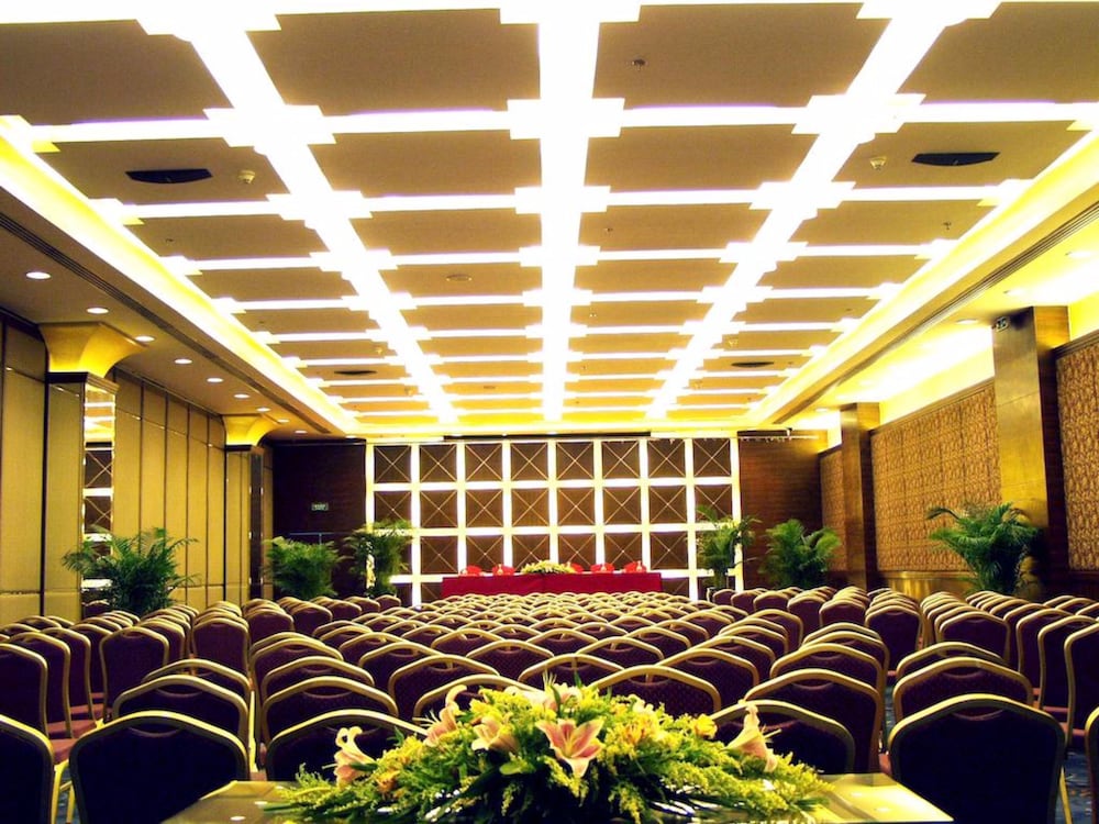 Luxemon Xinjiang Yindu Hotel 18/30