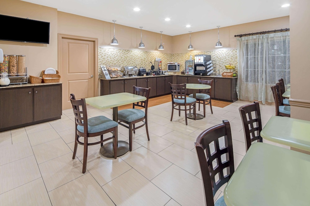 La Quinta Inn & Suites by Wyndham Gonzales LA 34/48