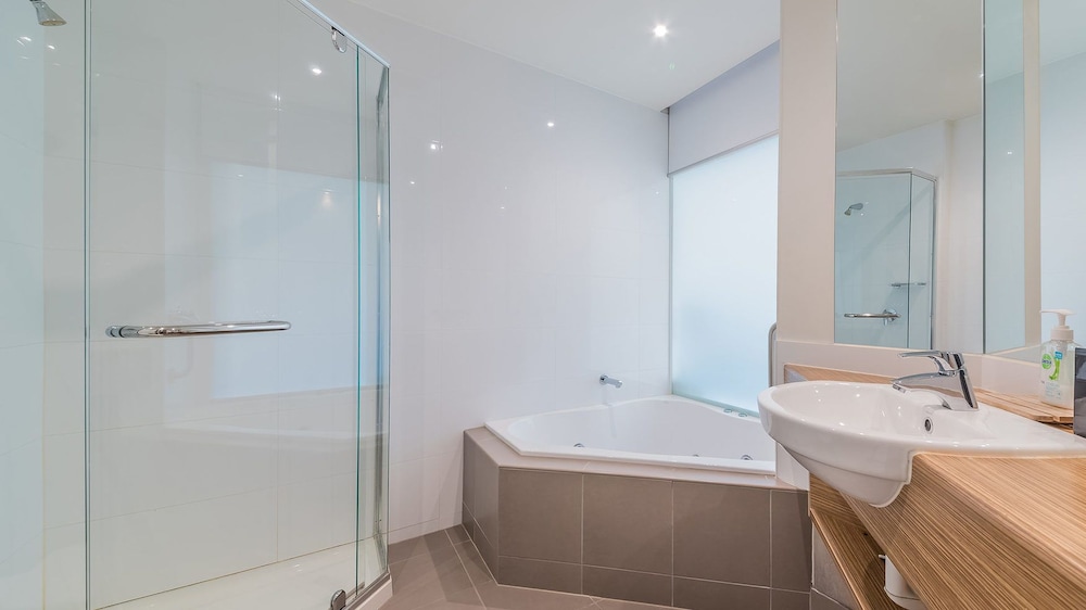 The Waves Serviced Apartments 49/52