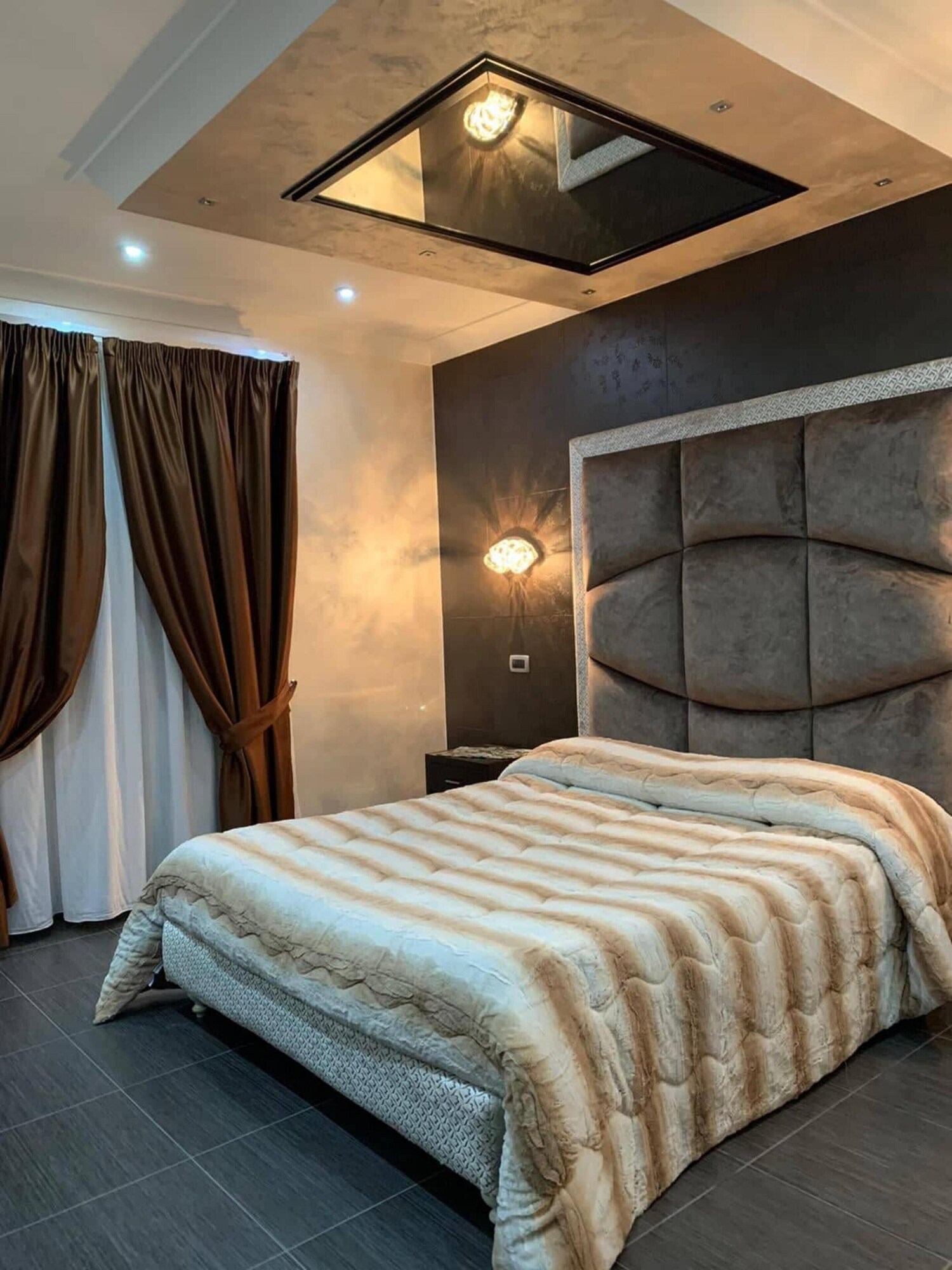 DELUXE, DOUBLE BED