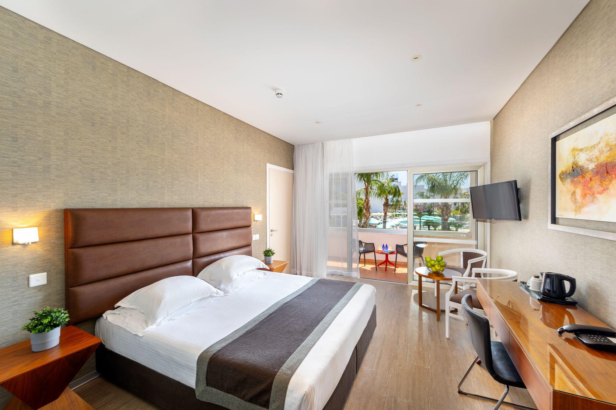 Garden, Classic, Suite, Pool Front, Balcony