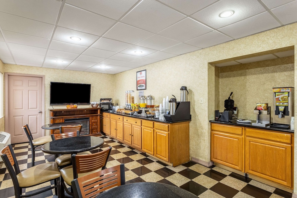 Econo Lodge Morgantown 26/31
