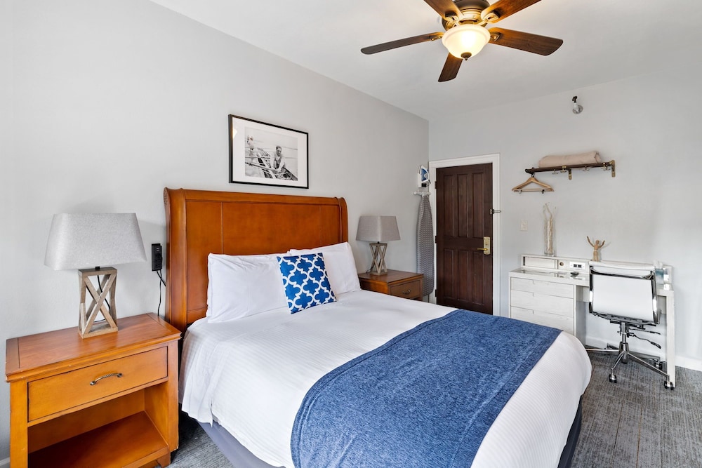 STANDARD, QUEEN BED, SHARED BATHROOM