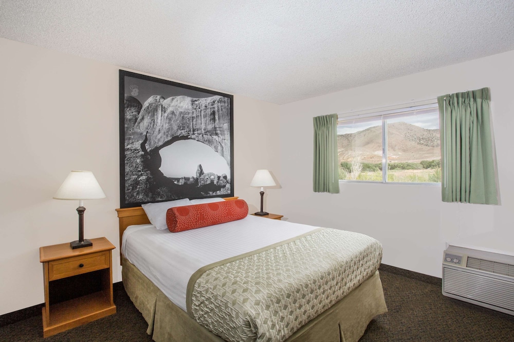 جناح بسرير كينج وسرير كوين، Super 8 by Wyndham Salina/Scenic Hills Area 3/5