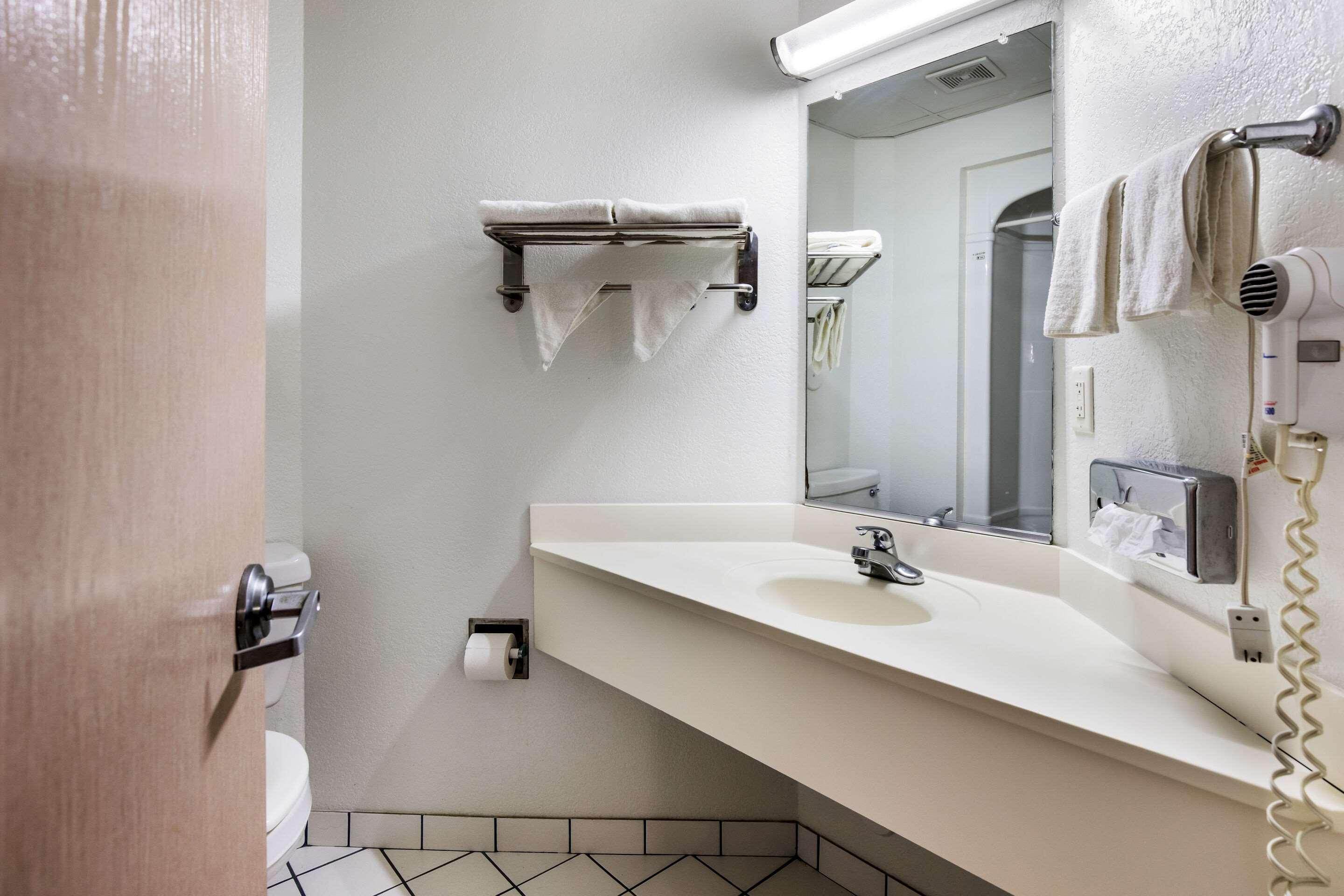 Room, King Bed, Smoking, Econo Lodge Morristown West 7/7