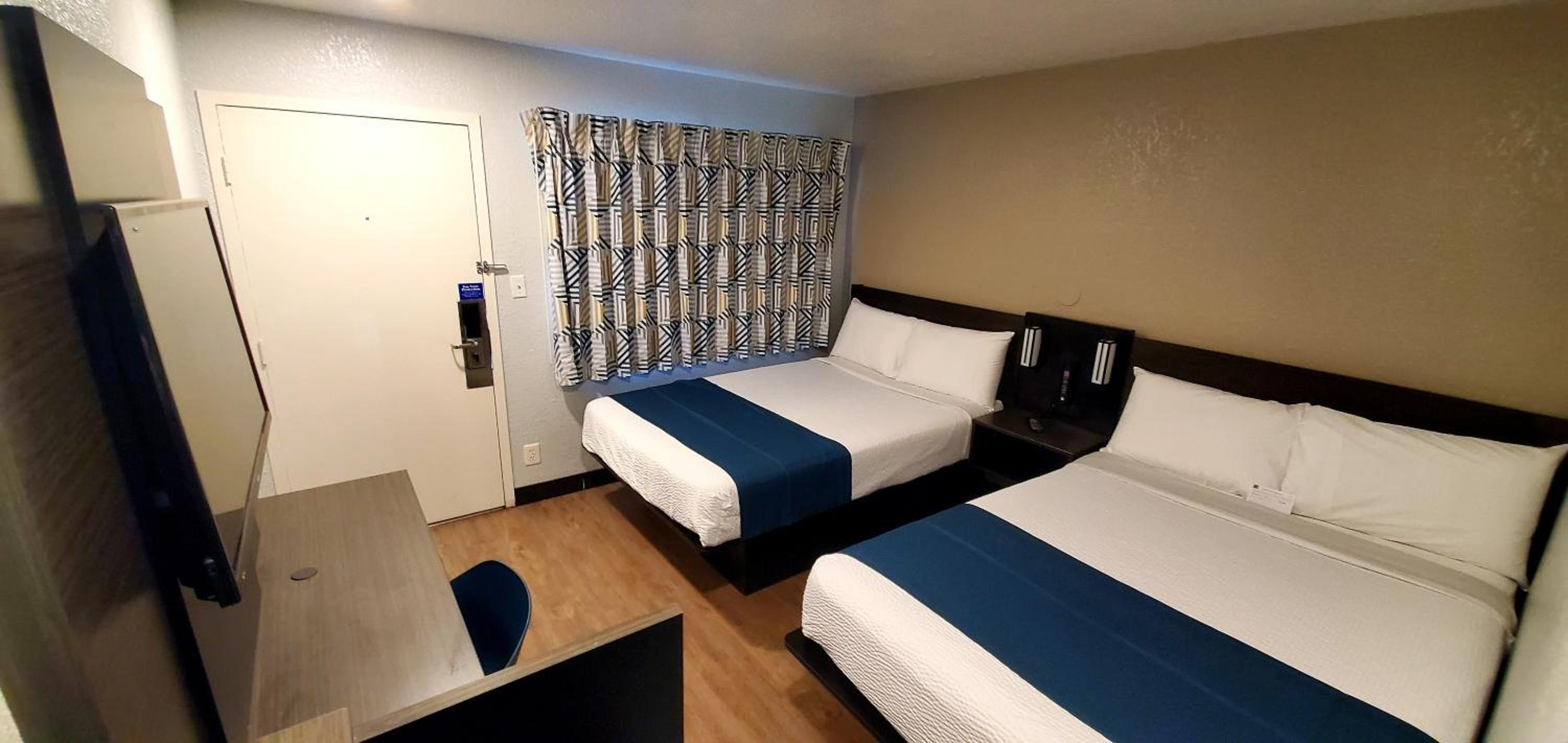 1 Queen Bed - ADA/RI Shower, Smoking