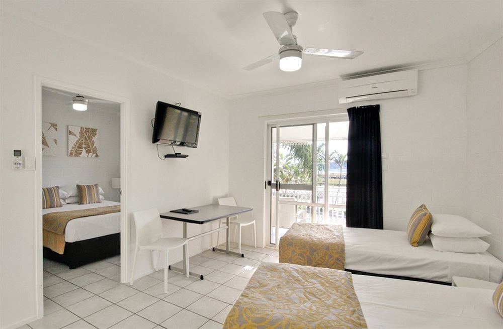 Colonial Palms Motor Inn 46/67