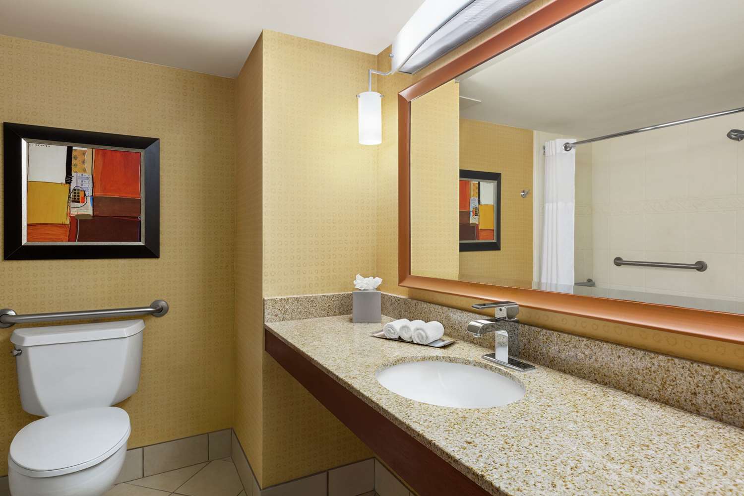 غرفة بسرير كينج بحوض استحمام لذوي الإعاقة، Doubletree By Hilton Hotel Jackson 5/7