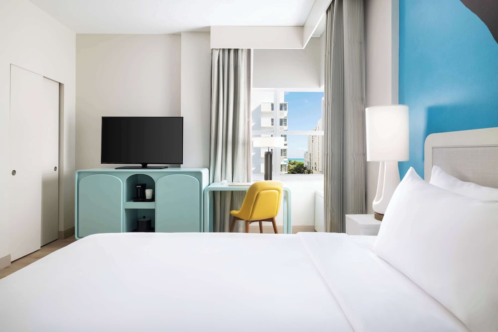 ROOM, KING BED, PARTIAL OCEAN VIEW