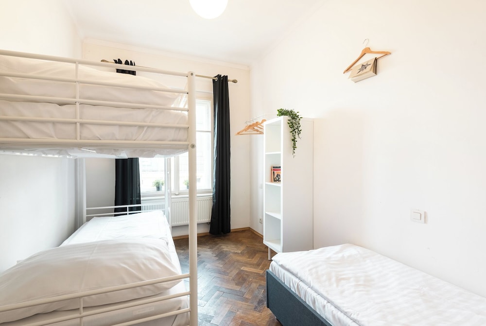 شقة متصلة بأسرّة بطابقين وثلاثة أسرّة بغرفتي نوم، Hybernska Apartments 4/10