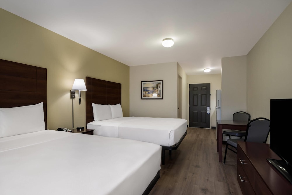 STANDARD, 2 DOUBLE BEDS