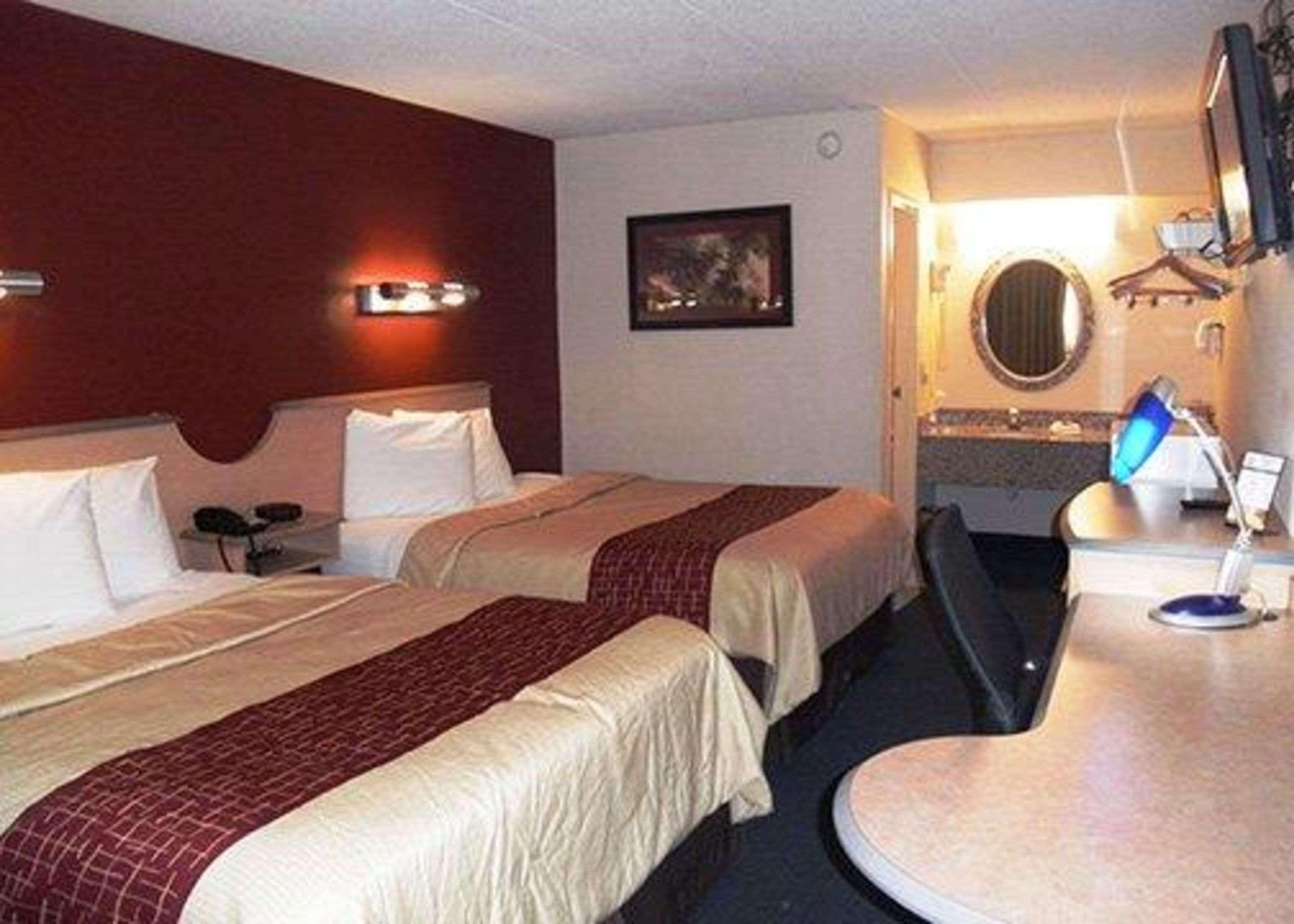 Rodeway Inn Fort Wayne near Glenbrook Square 11/18