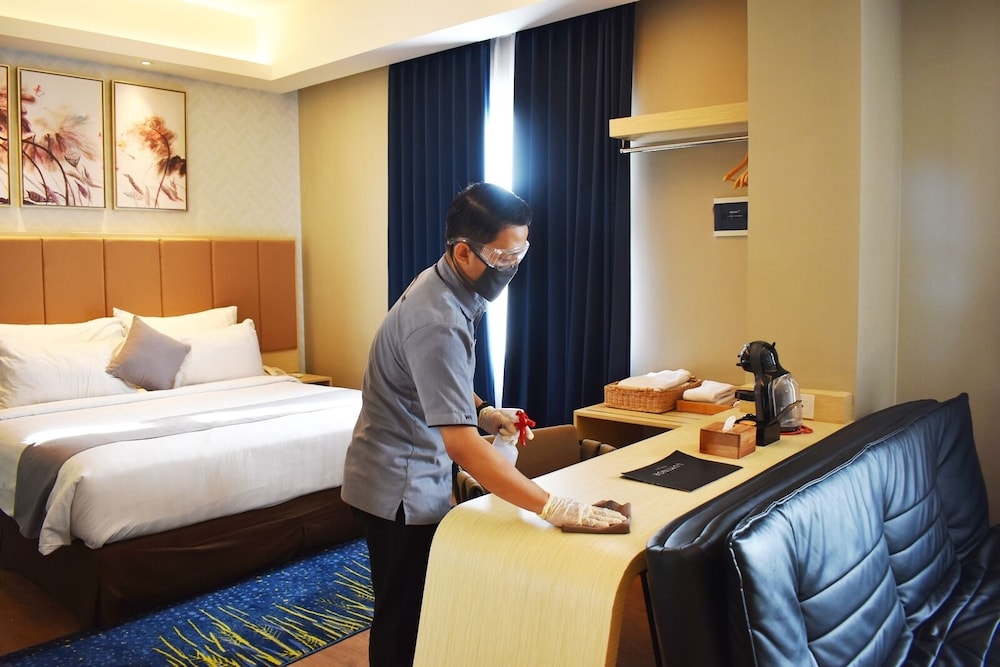 Luminor Hotel Airport Sidoarjo By WH, Best Choice and Strategic Location with a Rooftop area in Town 12/38