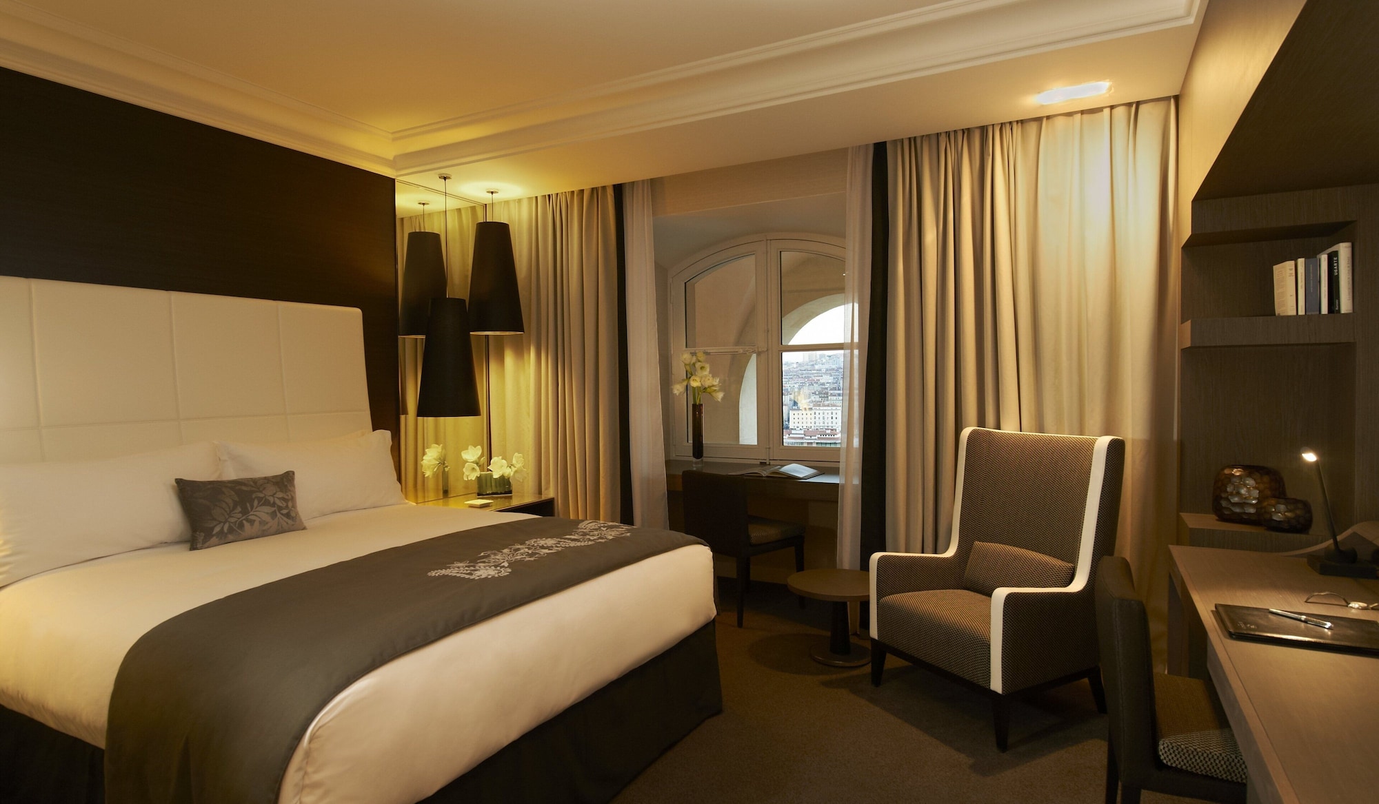 Classic, King Bed, La Side View